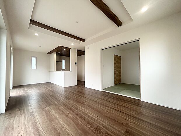 広々としたリビングが魅力的♪日当たりもよく居心地の良い空間です。自然と家族が集まりコミュニケーションが弾みそうですね◎