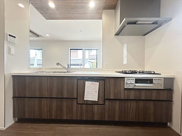 キッチンからリビング全体を見渡せ、そして、家族全員と会話ができる人気の高いオープンキッチン。大型の食器棚も設置できる広々としたキッチンスペースも魅力です♪