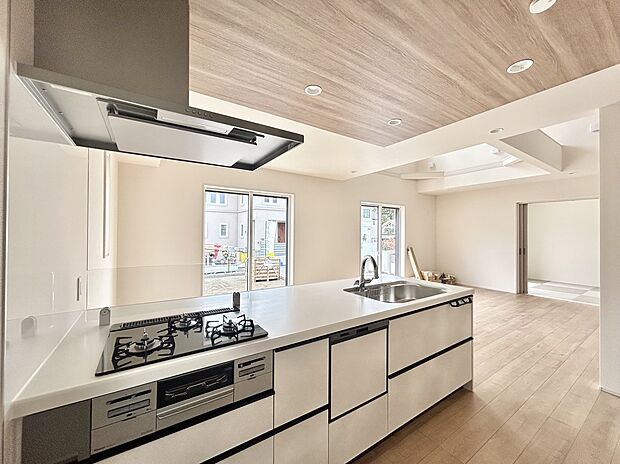 新仕様のペニンシュラキッチンで、家事動線も見た目もよりスタイリッシュに。毎日の料理が楽しくなるキッチンです。