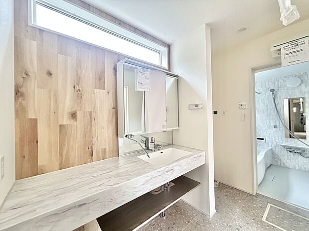 おしゃれなデザインで広々使える洗面スペース◎三面鏡で収納も充実♪