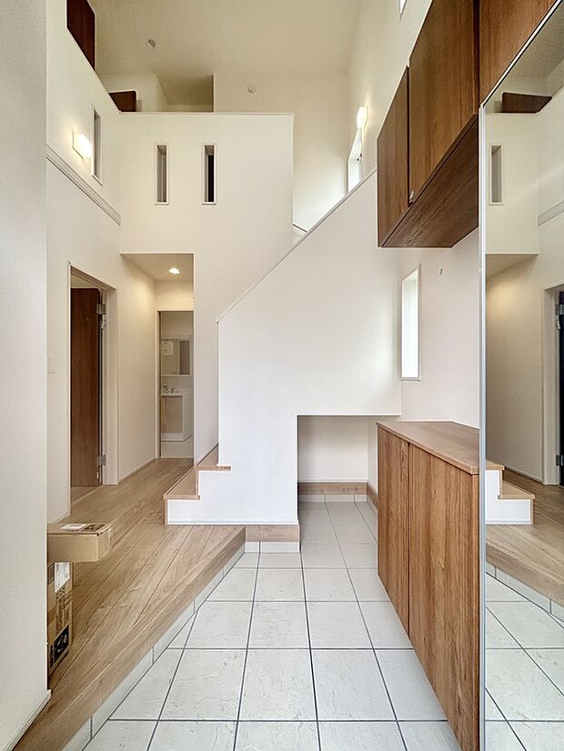 玄関吹き抜けは明るく風通しの良い空間になっており、ベビーカーやゴルフバッグなど大きいモノの置くスペースも用意しております◎