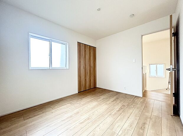 【３号棟　洋室5.25帖】全居室収納付きなのでとても便利な仕様です♪お洋服がたくさんのご家族も安心です☆