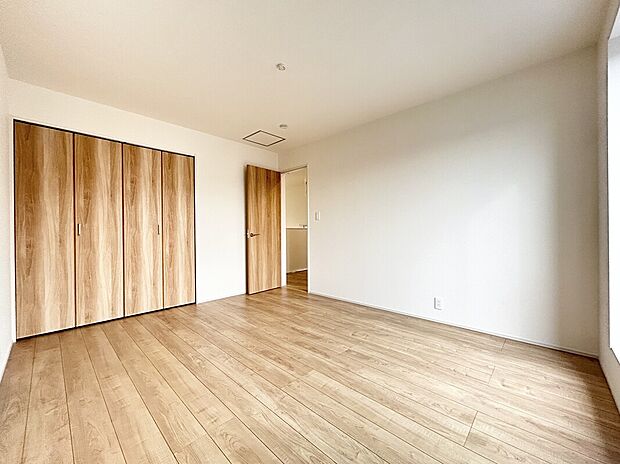 【３号棟　洋室7.4帖】朝日をあびて、体内時計をリセット。清々しい朝の光をあびて、すっきりと目覚める。一日のスタートに大切な日当たりを家族のために。