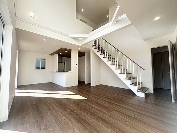 【LDK】20畳の広々としたリビング〇　リビングイン階段で2階から見渡せます！