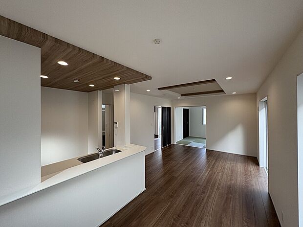 【LDK】広々としたリビングが魅力的♪日当たりもよく居心地の良い空間です。自然と家族が集まりコミュニケーションが弾みそうですね◎