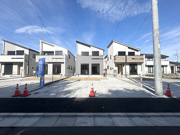 【外観(2)】落ち着いた街並みに調和する外観。駐車スペースも確保し、ゆとりある住まいを演出。