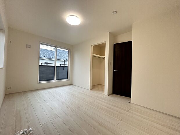 【洋室7.0帖】大容量入るクローゼット付。7.0帖あり、主寝室としても利用可能◎