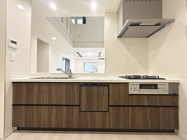 【２号棟キッチン】キッチンには収納多数◎キッチン用品の多いご家族も安心の収納量！