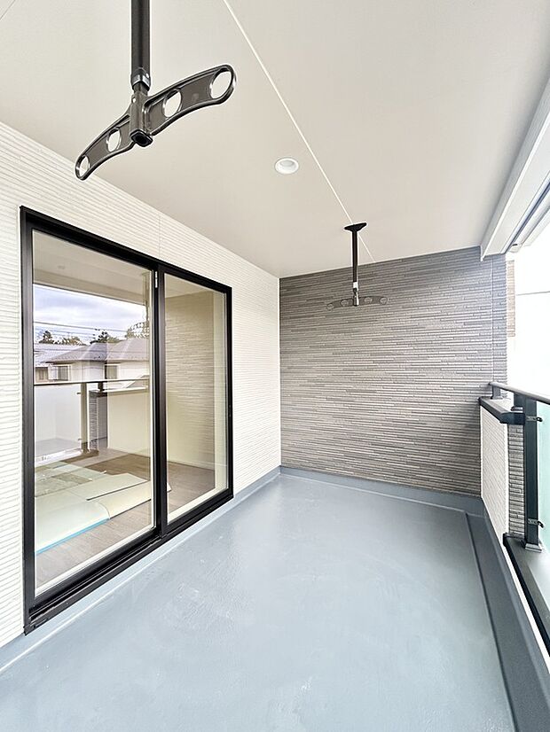 【外観(3)】雨の日でも活躍するインナーバルコニーを備え、家事の負担を軽減してくれる便利なスペースです。