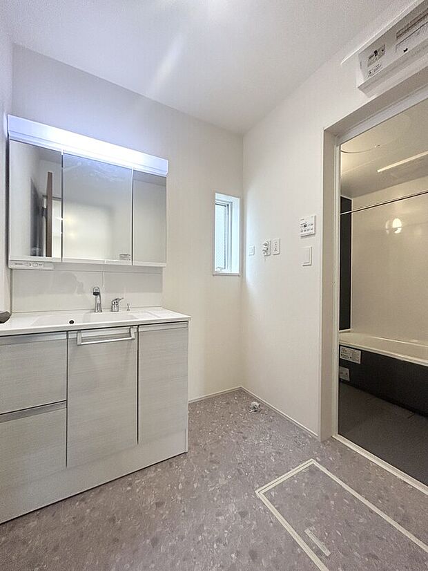 【脱衣場】ワイドな洗面化粧台は朝のメイクやヘアセットなどの身支度もストレスなくこなせます。サニタリー収納もあるので、タオルなども綺麗に収納できて見た目もスッキリ♪