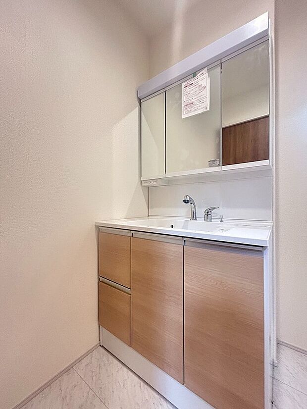 【洗面室】おしゃれなデザインで広々使える洗面スペース◎三面鏡で収納も充実♪