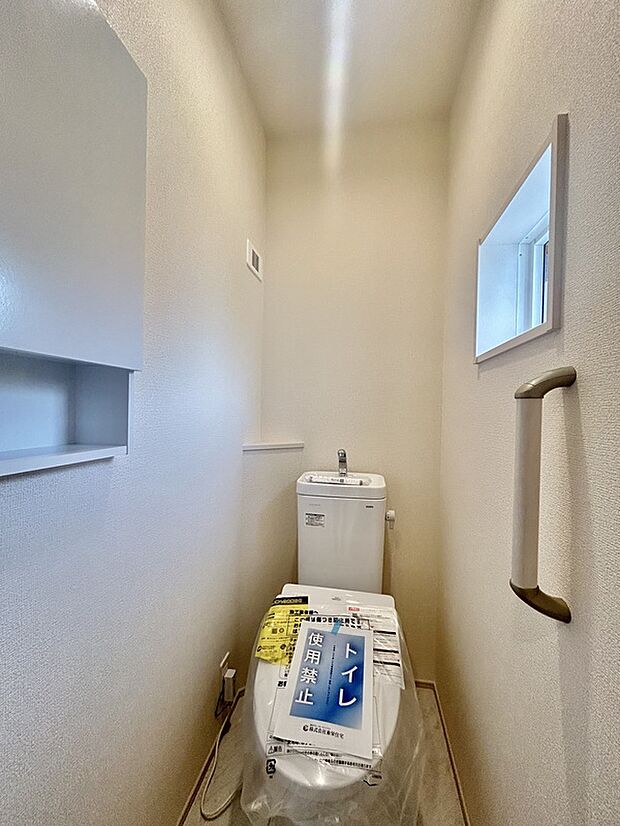 【トイレ】トイレは1階2階に1つずつ完備◎温水洗浄便座付きで寒い冬の日も安心◎
