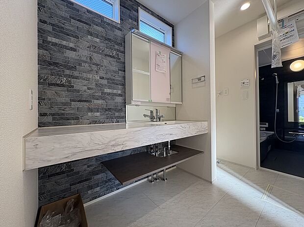 【2号棟 洗面・脱衣所】おしゃれなデザインで広々使える洗面スペース◎三面鏡で収納も充実♪