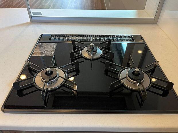 【ガスコンロ】ガラス加工タイプでお掃除のしやすい仕様になっています。