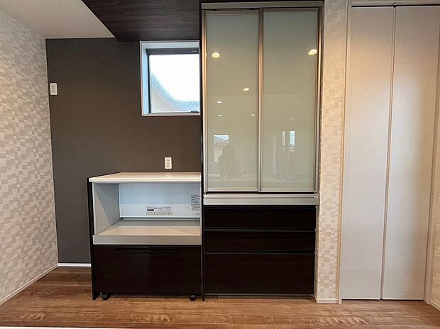 【カップボード】メーカー：トクラス　
カップボードを標準にて設置！建築途中に設置の為、倒れず、見た目もスッキリ！キッチンとメーカーを統一してるので、一体感あり！新生活開始の家具費用を節約できる嬉しい装備です！