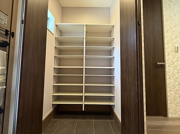 【SCL】可動棚になっているSCL！ベビーカーなどの収納も可！