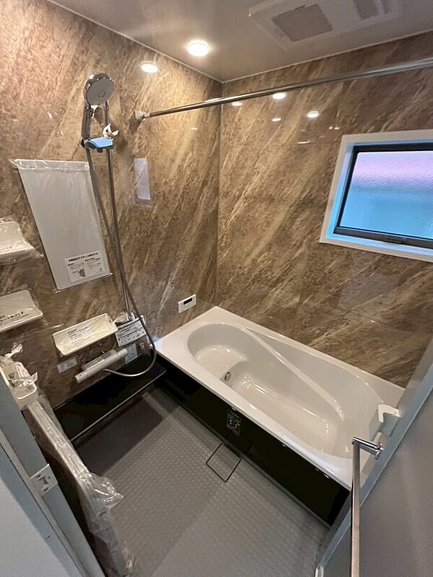 【浴室】浴室換気乾燥機付きの1坪風呂です。
お湯が冷めにくい浴槽保温材を使用したサーモバス! 空気を多く含んだ大粒の水滴を作り出すシャワーの優しい浴び心地で一日の疲れを癒して頂けます。