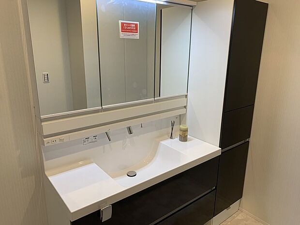 【ワイド洗面化粧台】メーカー：リクシル　ワイド洗面化粧台
収納も、動きやすさも、自分らしく。日々の暮らしをすっきり整えるライフアップ・ドレッサーです！
水栓はまわりに水がたまりにくく、水ハネもしにくい「お手入れ簡単仕様」