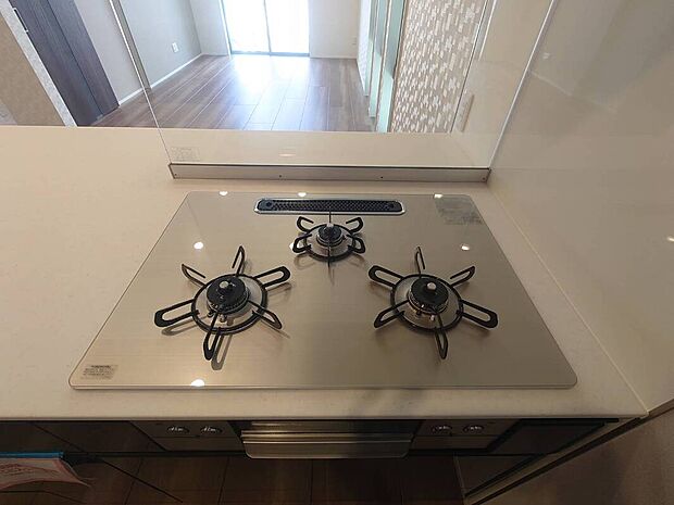 【ガスコンロ】メーカー：パロマ　
ガラスタイプの３口コンロは耐久性とお掃除のしやすさを兼ね備えた「暮らしに寄り添う」コンロです！グリル排気口はアイランド構造で、ひろびろ×スッキリ！