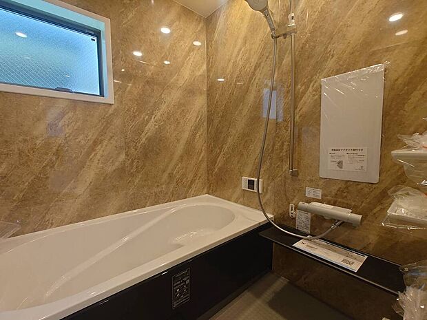 【浴室】メーカー：リクシル　
鏡面パネルを4面に使用した高品質なお風呂で、高級感あふれる快適なバスタイムを演出！マグネット棚でお掃除も簡単、開き戸設計でカビ対策もバッチリ！浴室乾燥完備で、いつでも快適な空間！