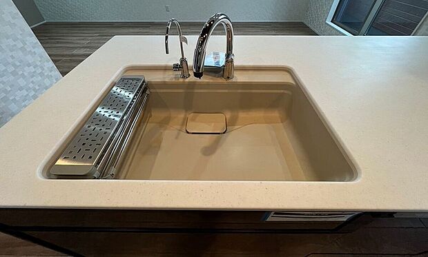 【シンク】傷に強く、熱にも耐える人造大理石シンクで、料理とお掃除がラクに！手をかざすだけのタッチレス水栓で衛生的＆節水！浄水器も完備で、毎日のキッチンがもっと快適に！
