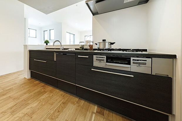 毎日使い続けるものだからこそ、使いやすさや居心地のよさにこだわっています。デザイン性はもちろん機能性も高く、家事をするたびに心から楽しくなるキッチン。お手入れも簡単です。※掲載の写真イメージです。