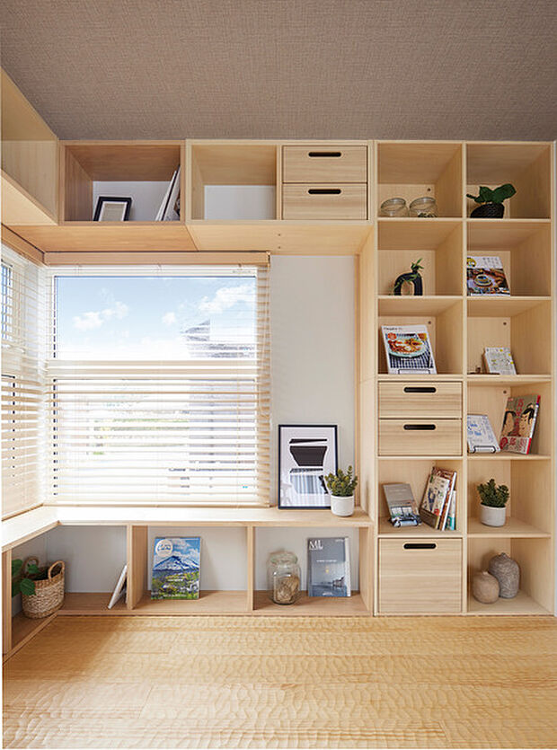 美しい木肌の桐材を使い、本や小物を飾りながらしまえる
「ブックシェルフ」と、腰を掛けてくつろげる「ベンチカウンター」を設けました。
※画像はイメージです。