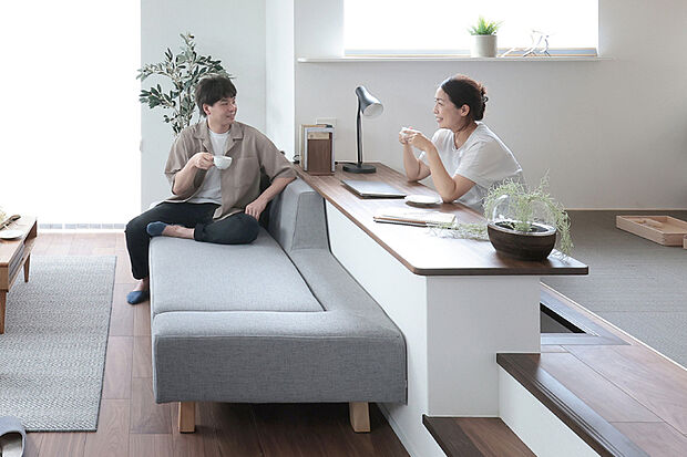家族の絆をゆるやかにつなぐ目線が交わる段差空間。