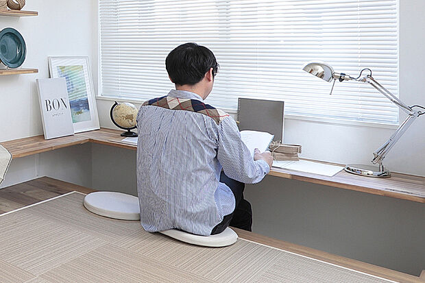 【--】窓からたっぷりの光を感じることができる窓辺のカウンターは、仕事に集中できる書斎スペースとしても活用できます。