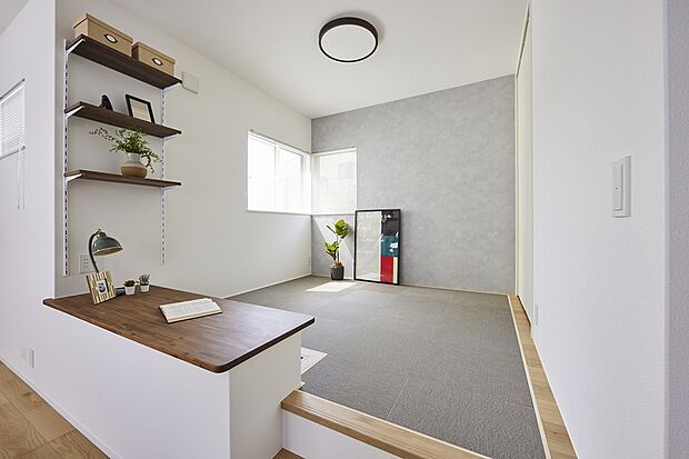 【家族で素敵な時間を満喫】家族のそばで寛ぎながら勉強に集中したり、趣味を満喫したり。疲れたらそのまま寝転がって休むこともできます。