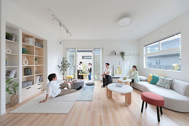 【多彩に使える広々空間】みんなが集まってゆったり過ごせる広さを確保したワイドリビング。広い空間を活かしてSOHOを設けたり、おうちキャンプを楽しんだり、使い方は様々です。