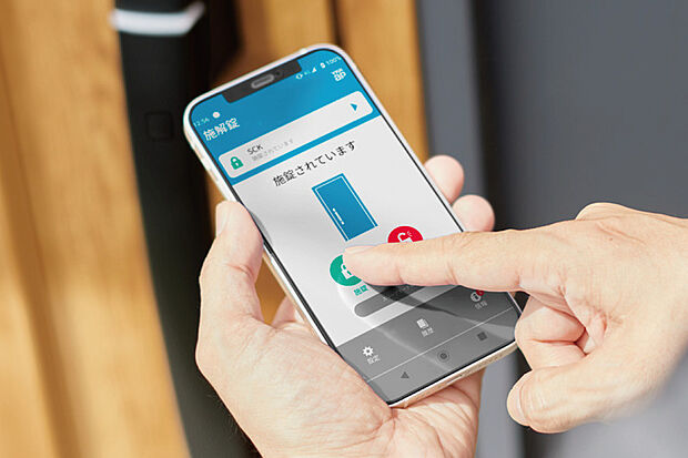【【スマホで鍵の施解錠】】外出先でもスマホで施解錠が可能なので、鍵忘れや閉め忘れなどのお子様のうっかりにも慌てずに対応できるなど、IoTが暮らしの快適をサポートします。