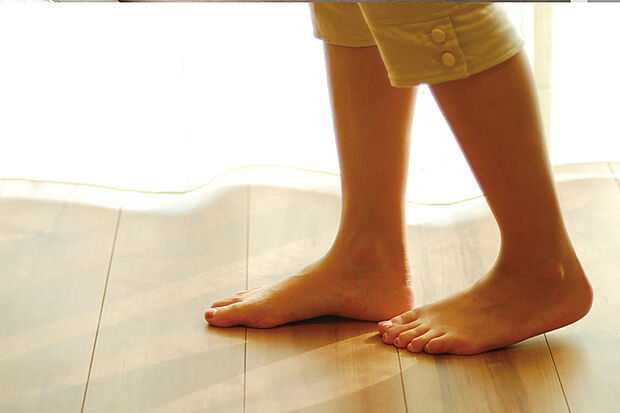 【【床暖房】】部屋全体を足元からあたためる床暖房。
チリやホコリを舞い上げることもないので赤ちゃんや子どもにもやさしい床暖房をリビングに敷設しています。