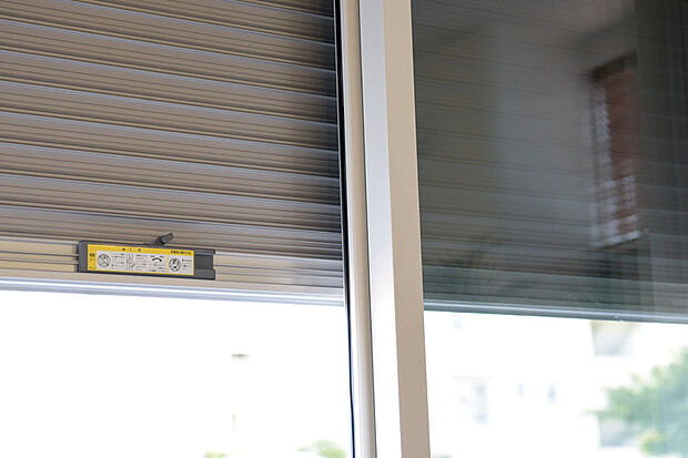 【【電動シャッター】】1階掃き出し窓には電動シャッターを採用しました。窓を開けることなく操作することが可能なので、悪天候の日でも安心です。