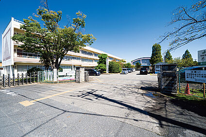 蓮田市立蓮田中央小学校（現地より徒歩6分） 約410m