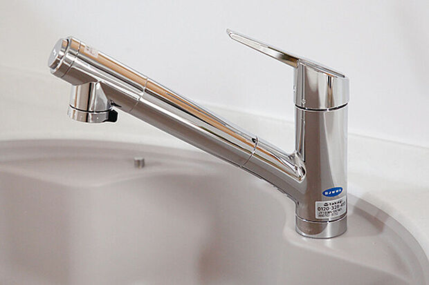 【【蛇口一体型浄水器クローレ】】いつでも安心でおいしい水が味わえる蛇口一体型浄水器。簡単な操作性と省エネにもなる機能性に加え、デザインにもこだわりました。