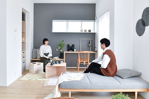 【家族がのびのびと過ごせる大空間】広々としたワイドリビングは大きな家具を配置しても開放感を保つことができ、子どもたちがのびのびと遊んだり、快適な動線を確保できます。アイデア次第で自由な使い方を楽しめるのも魅力です。