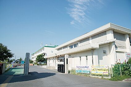 桶川小学校（現地より徒歩9分） 約720m