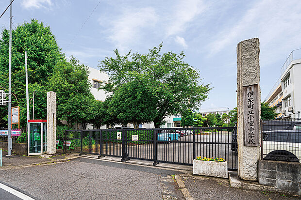 伊奈町立小室小学校（現地より徒歩21分）