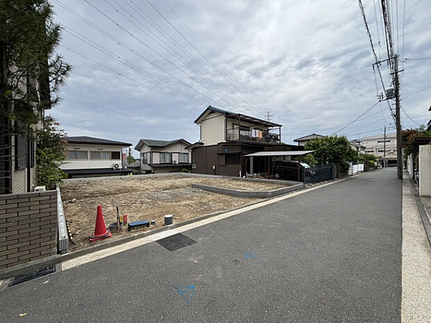前面道路は交通量が少ない落ち着いた生活道路。車の出し入れもスムーズに行えるゆとりあるスペースを確保しています。静かな環境で、快適な暮らしを実現できる立地です。　