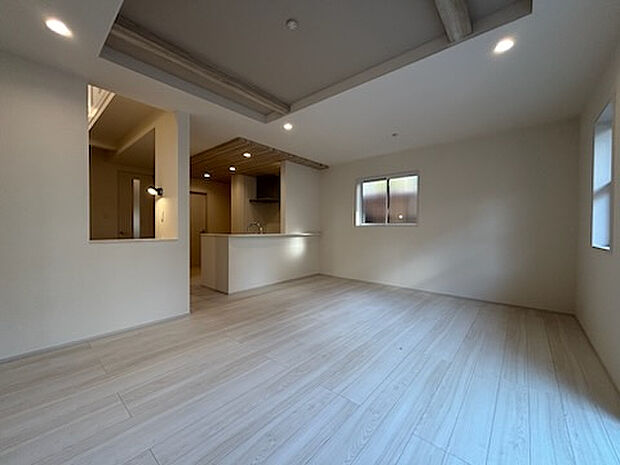 【リビング21.0帖（マルチスキップ込）(2)】白を基調とした室内仕様で明るいLDK