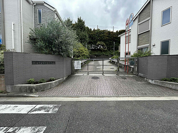 横浜市立上の宮中学校（約605m）