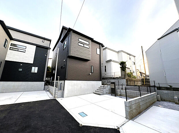 【外観】敷地面積35坪～！駐車スペース2台あり！主寝室可変型プラン採用！！