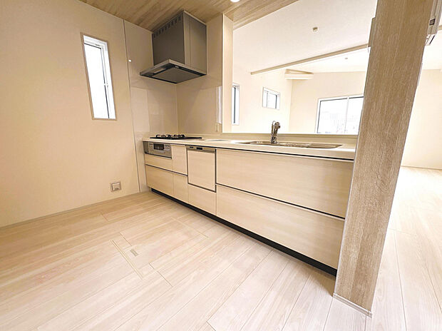 【1号棟　キッチン】開放感のあるアイランド風オープンキッチン！ゆったり背面スペースで家事も楽々！