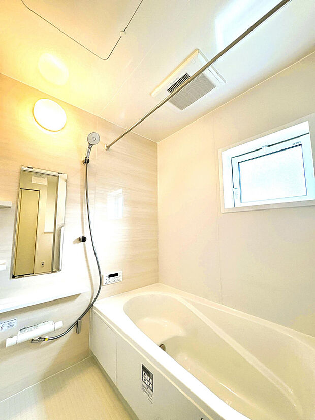 【1号棟　浴室】白を基調とした明るい浴室！寒い日のお風呂や雨の日のお洗濯に便利な浴室乾燥機付！