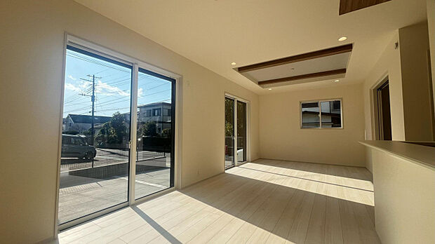 南側が駐車場になっておりますので陽当たりが良好です。　