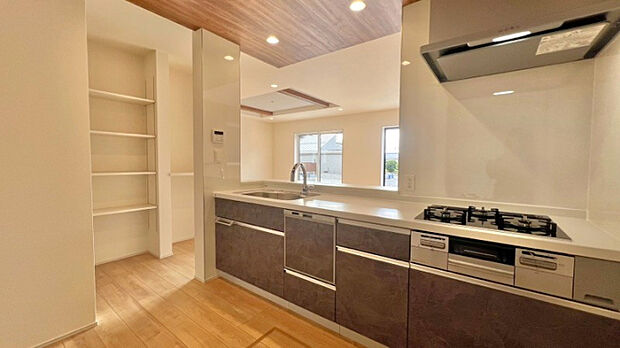 キッチン脇には収納があり様々な用途に使用できます。　