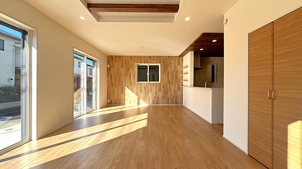 折上げ天井のあるリビングは開放感があります。　