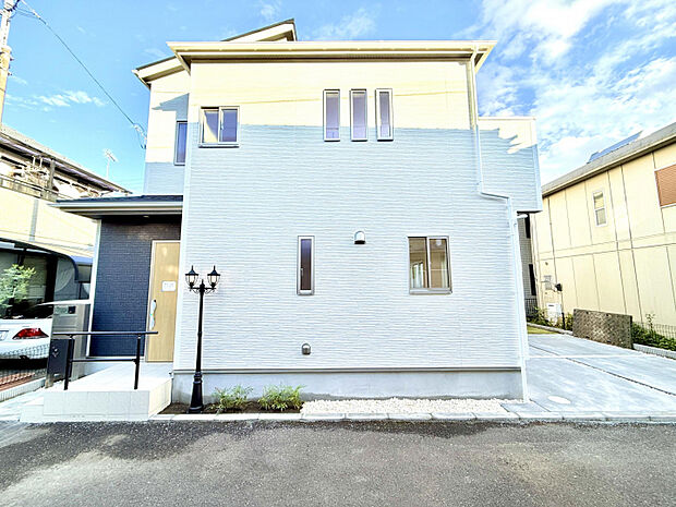 外観写真　TVモニター付きインターホンを備えており、事前に来訪者を確認してから応対ができます。