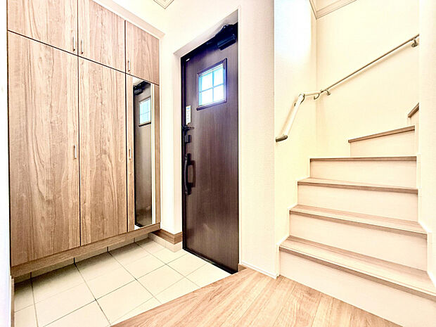 玄関　身だしなみチェックに便利な姿見付きのシューズボックス付き。